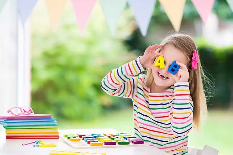 نقش بازی و سرگرمی در یادگیری زبان انگلیسی کودکان